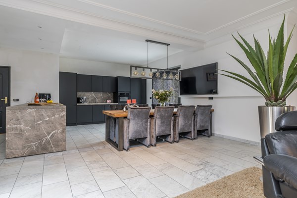 Foto - Te koop: Op een schitterende en rustige locatie in de geliefde villawijk "Moltbos" staat deze stijlvolle, vrijstaande villa met een uitzonderlijk royaal woonoppervlak.